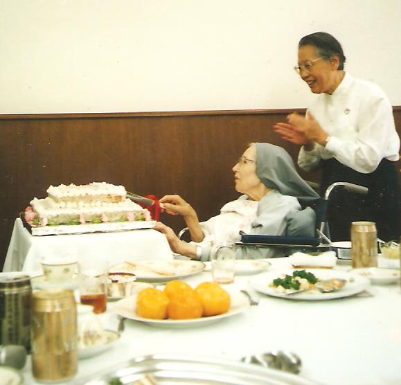 Barbara nővér felvágja az ünnepi tortát