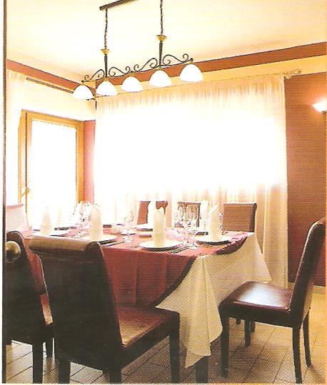 Agárdi Látogatócentrum éttermi részlete fejnél magasabban levő világítással