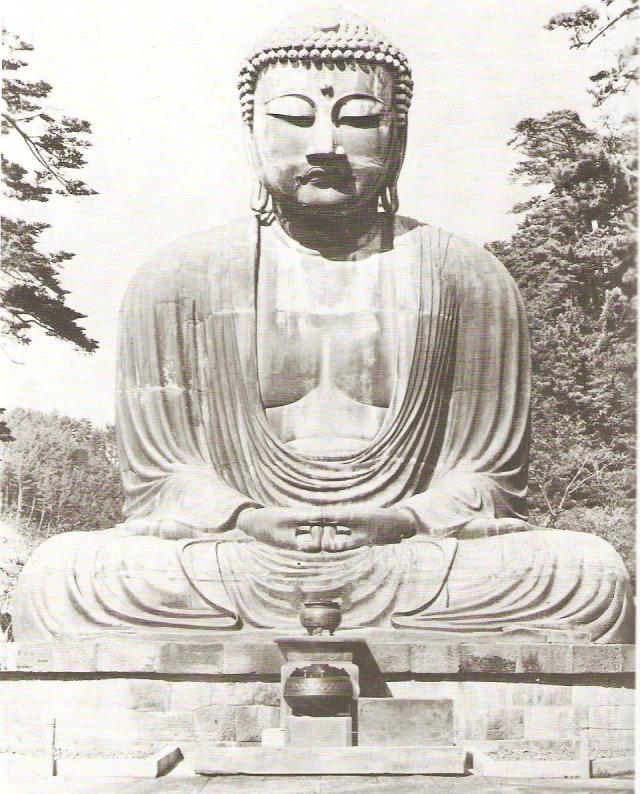 Óriási méretű (13 m magas) bronz Buddha Kamakurában 1252-ből