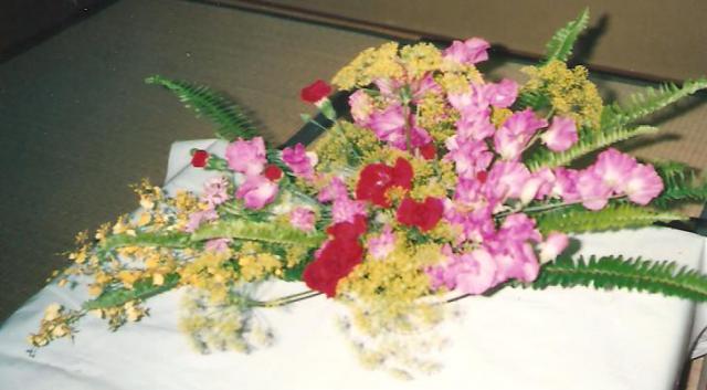 Asztaldísz vegyes virágokból