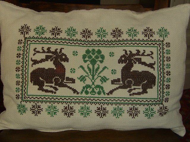 Szarvasos hímzett díszpárnám