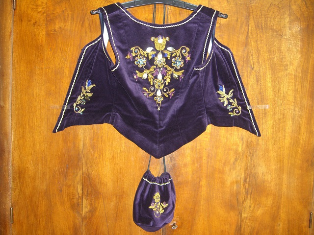 Díszruhám gyönggyel hímzett mellénye és szütyője