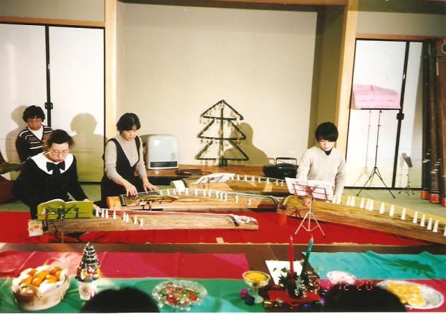 Tünde lányom japánokkal együtt játszik karácsonyi zenét japán citerán