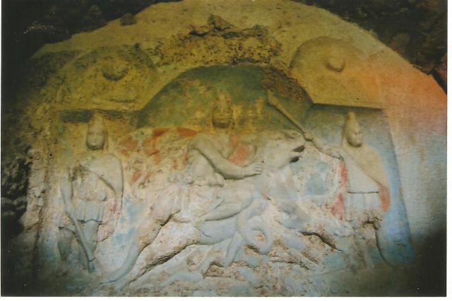 3. kép: A fertőrákosi Mitrász-szentély oltárköve  a bikát megfékező Mitrásszal és a két fáklyát tartó géniusszal (Kálmán Flóra fényképfelvétele) 