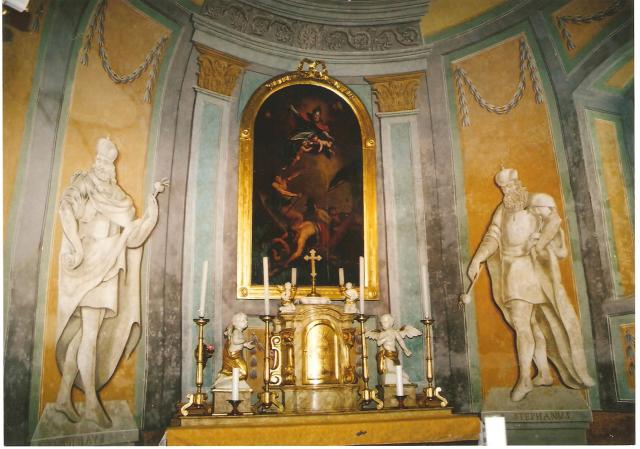 2.kép: Rábaszentmiklós katolikus templomának oltára a jogart különböző irányultsággal tartó Szent István és Szent László alakjával (Kálmán Flóra fényképfelvétele) 