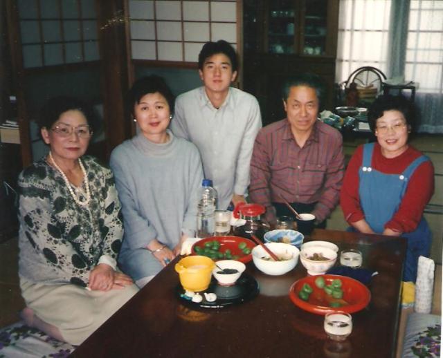 Az asztalt körültérdeplő vendéglátóink