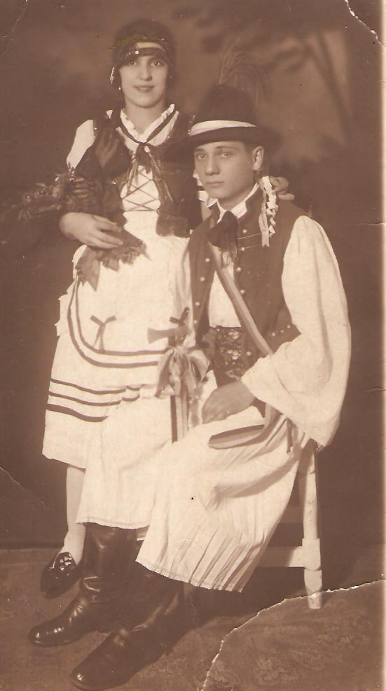 Édesapám csőszlegény népviseletben csőszlánnyal