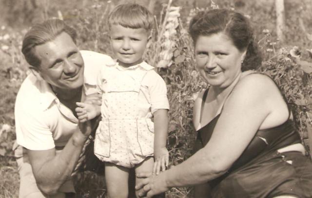 Kis Bélával és Erzsi nagyival a kertben