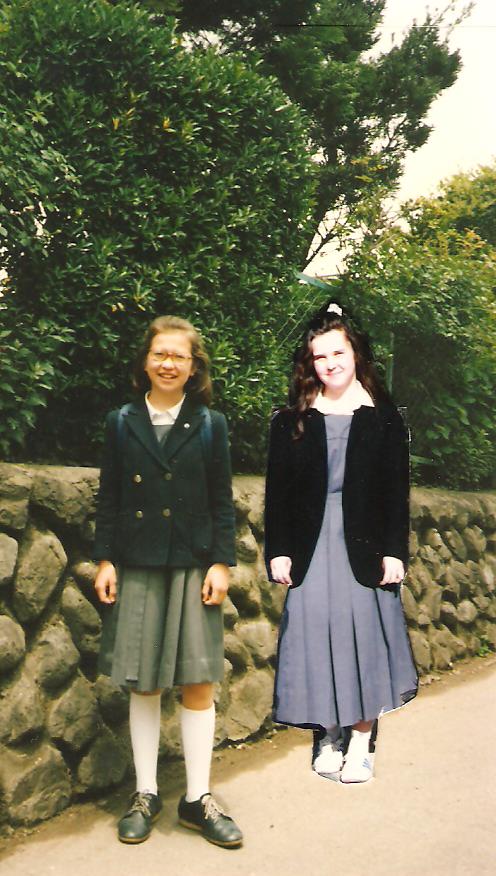 Lányaim a nemzetközi iskola egyenruhájában