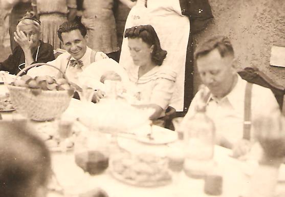 Keresztelői ebéden a bába néni, apám, anyám, én pólyában és a doktor